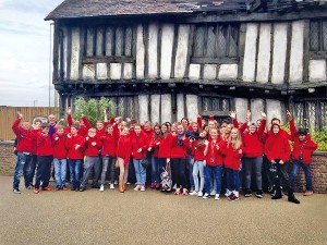Students outside Shakespeares Globe Theatre
